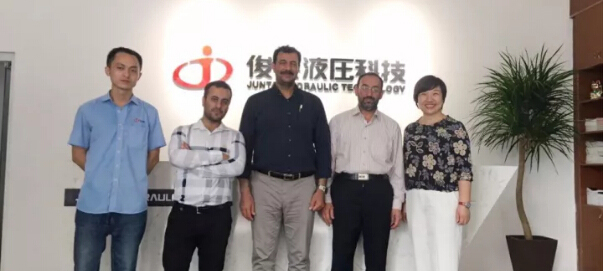 大雪纷飞，感谢客户持续来我司考察 ...